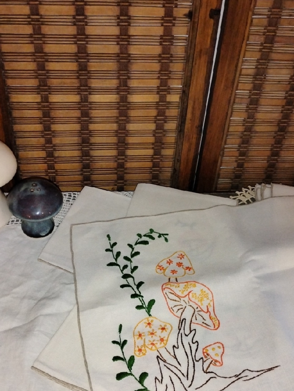Vintage 8 Embroidered Mushroom Linen Napkins And 8 Placemats & Shakers 1970s